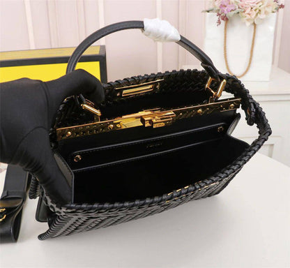 FENDI
 COPY ONE 
WITH BOX 
180 dhs✅

Zain39
♥️♥️♥️