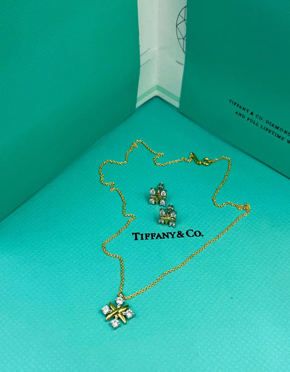 SET 
TIFFANY 
💫✨NECKLACE EARRINGS
WITH BOX AND PAPER BAG🎁🛍️
ROSE GOLD 
GOLD
SILVER COLOR
AVAILABLE💫✨

100 dhs🇦🇪🇦🇪


Zain89
♥️♥️♥️