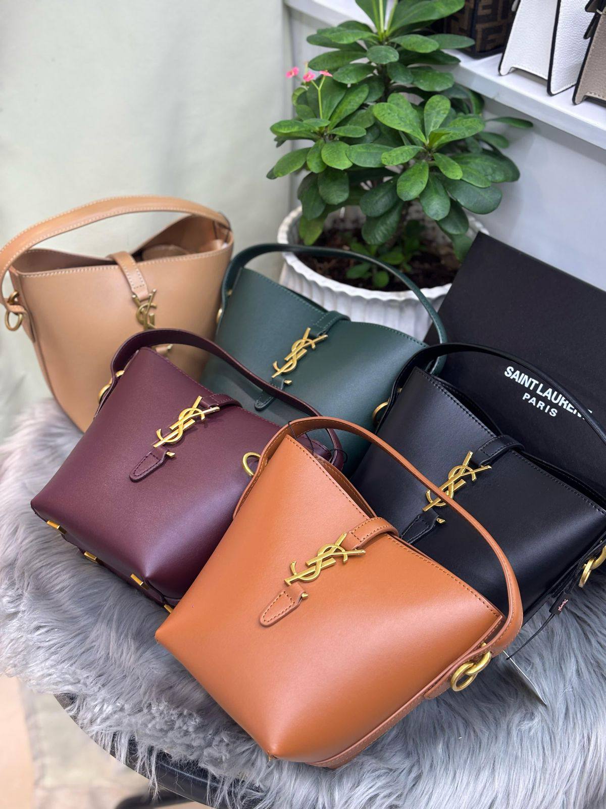 YSL  

SIZE……….19 high 16 width🌷

95 dhs🪙🌨️

With BOX✅
🎁🎁🎁

Zain244
♥️♥️♥️