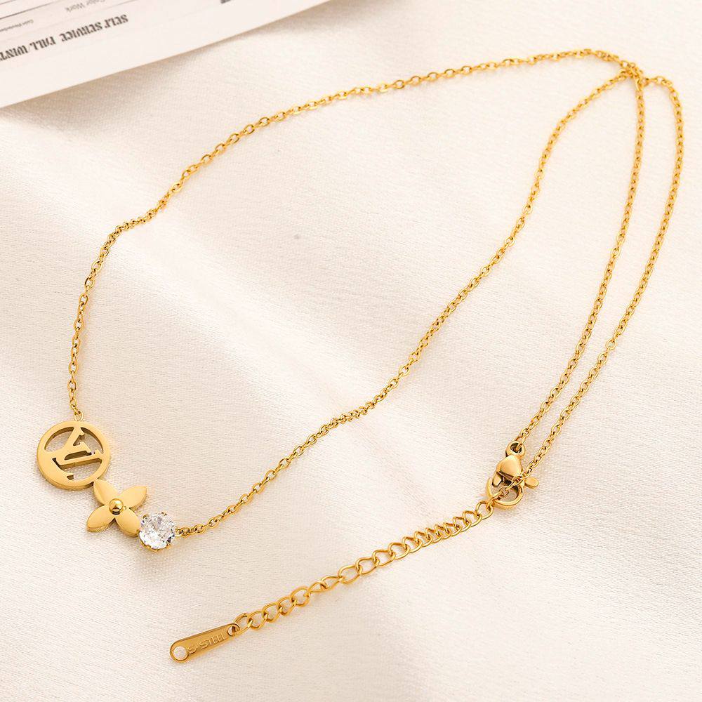 New branded necklace Stainless steel 18k gold plated 
Non tarnish 
30 dhs💓

Zain243
♥️♥️♥️