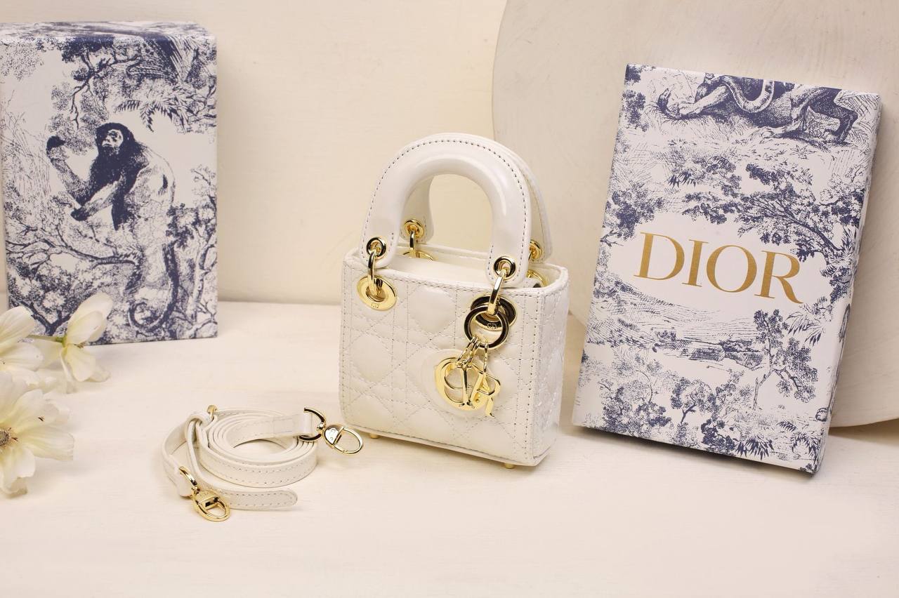 Dior

withbox 
🎁🎁🎁

100 dhs✅

Zain143
♥️♥️♥️