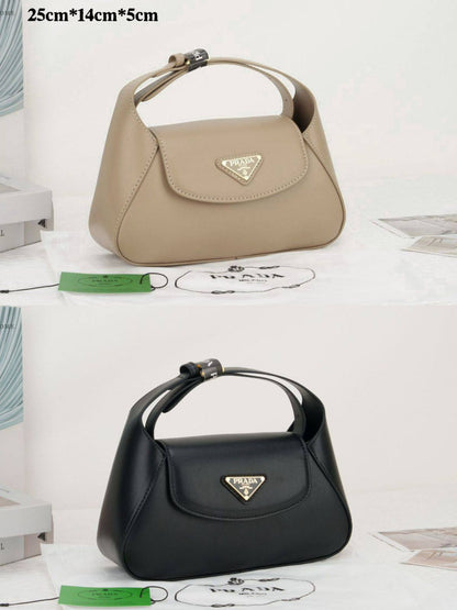 Prada

With box 
🎁🎁🎁

85 dhs❣️

Zain39
♥️♥️♥️