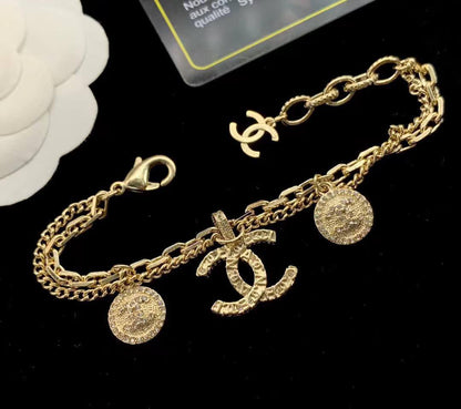 CHANEL ❤️‍🔥*
Bracelet 🐦‍🔥
Master quality 💯
With normal boxes 📦 
50 dhs🪙🌨️
With master box 🗃️ 
65 dhs🪙🌨️

Zain216
♥️♥️♥️