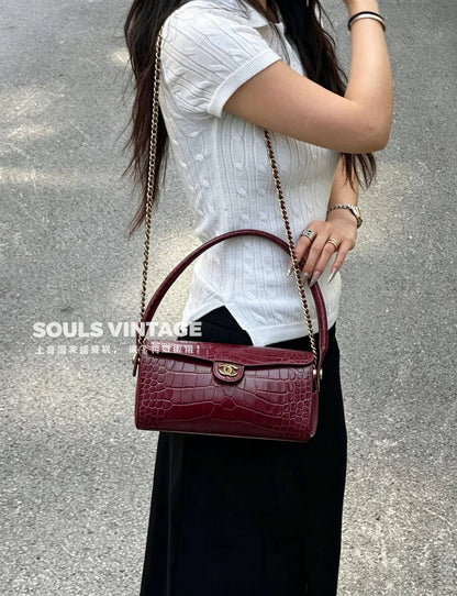 CHANEL 

NEW DESIGN 
GOOD QUALITY 
110 dhs🇦🇪🇦🇪

Zain39
♥️♥️♥️