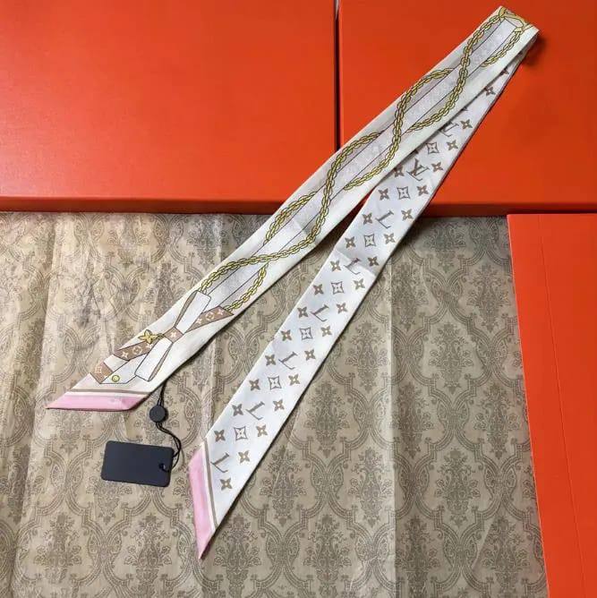Scarf silk  
45 dhs🇦🇪🇦🇪 with box

Zain312
♥️♥️♥️
