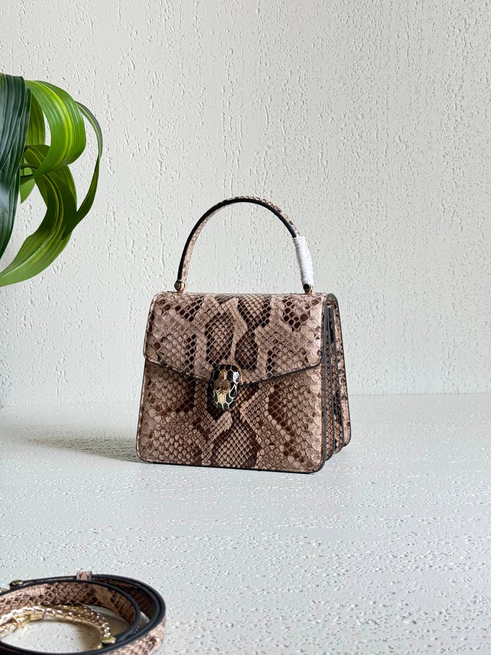 Bvlgari snake
*Size: 19cm*
*Super high quality*👌🏼🪐
For Price 👇 WhatsApp✅
0568585901 
0507557372
0552275751 Owner Zain 👌

Zain325
♥️♥️♥️
