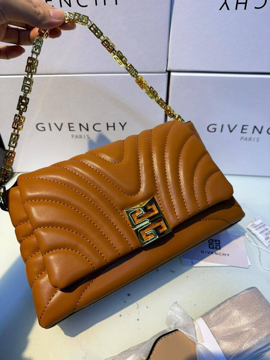 GIVENCHY 
90 dhs🪙🌨️

with box
🎁🎁🎁

Zain90
♥️♥️♥️