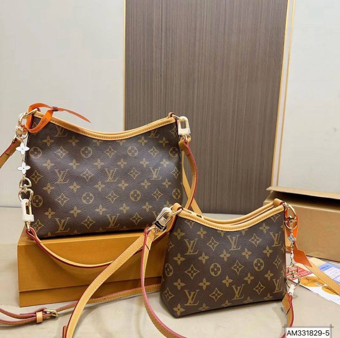 LV

Small 
90 dhs🪙🌨️
size 21×8×17cm

Big
95 dhs🪙🌨️
size 30×10×25cm
with box
🎁🎁🎁

Zain23
♥️♥️♥️