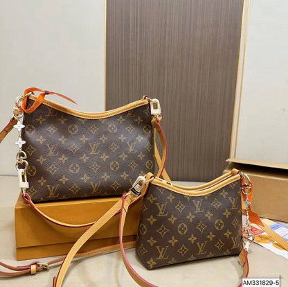 LV

Small 
90 dhs🪙🌨️
size 21×8×17cm

Big
95 dhs🪙🌨️
size 30×10×25cm
with box
🎁🎁🎁

Zain23
♥️♥️♥️