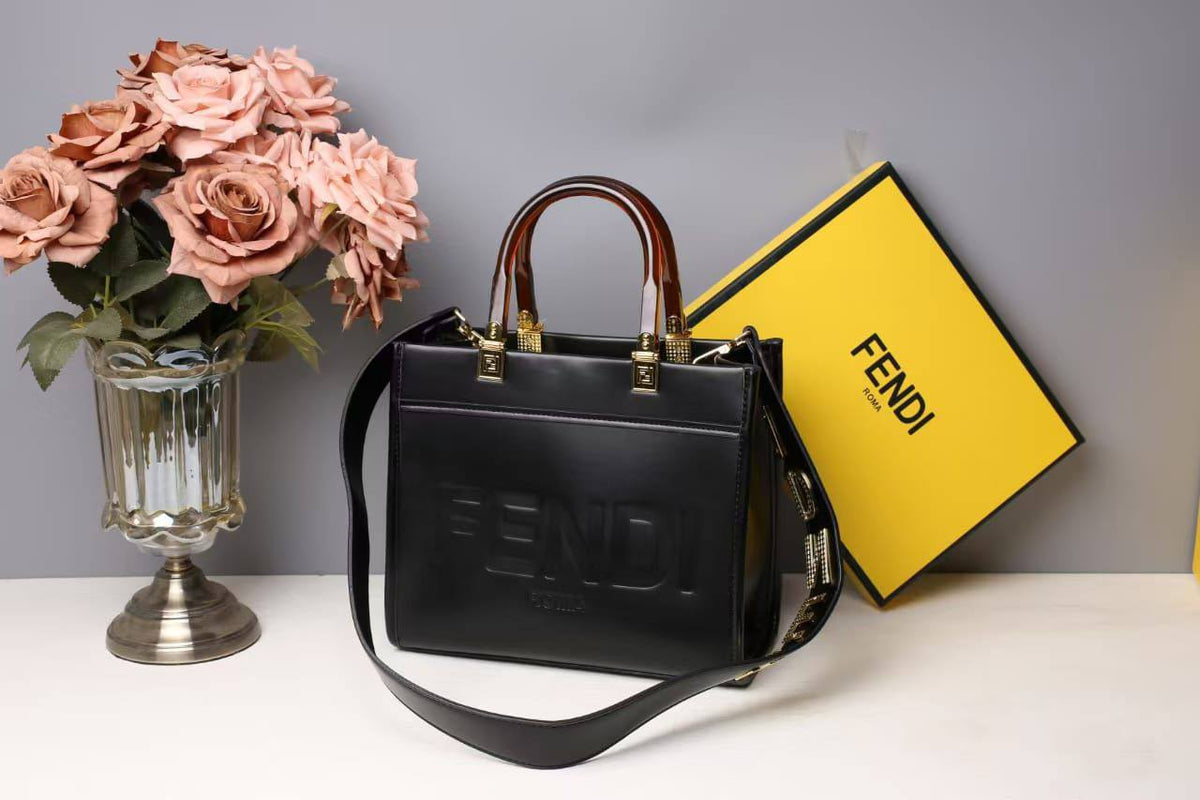 FENDI

Best quality
without box

100 dhs🇦🇪🇦🇪🇦🇪

size 26CM
Zain290
♥️♥️♥️