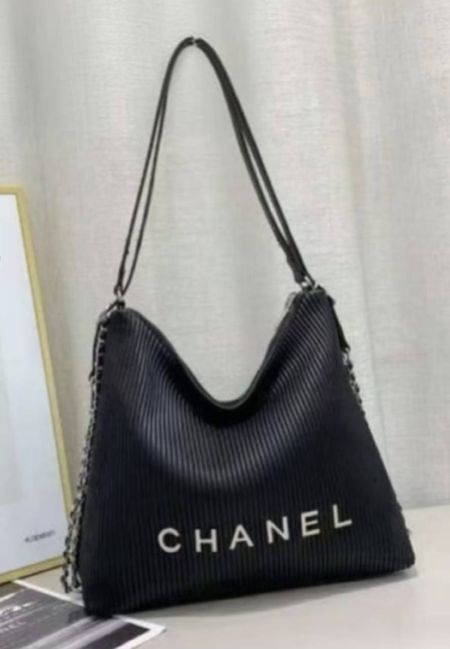 Chanel  
Good quality 
100 dhs✅

Zain232
♥️♥️♥️