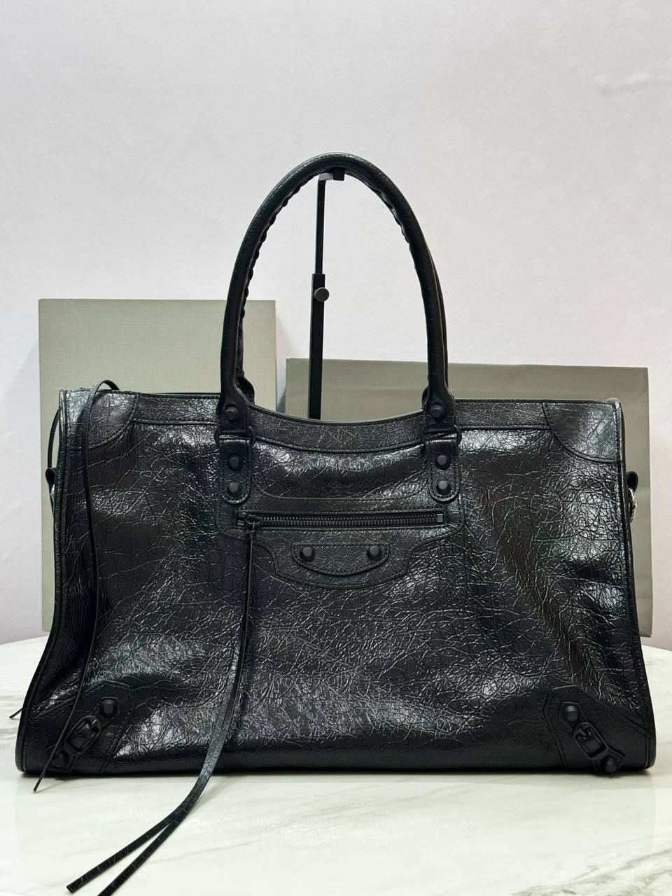 Balenciaga  
Master
big size:42cm 
380 dhs✅

small size :18cm 
280 dhs✅

Zain114
♥️♥️♥️