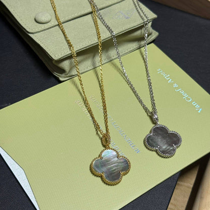 VCA
Necklace 
*Master*🍃💕
With normal box 🎁
55 dhs❣️

Zain263
♥️♥️♥️