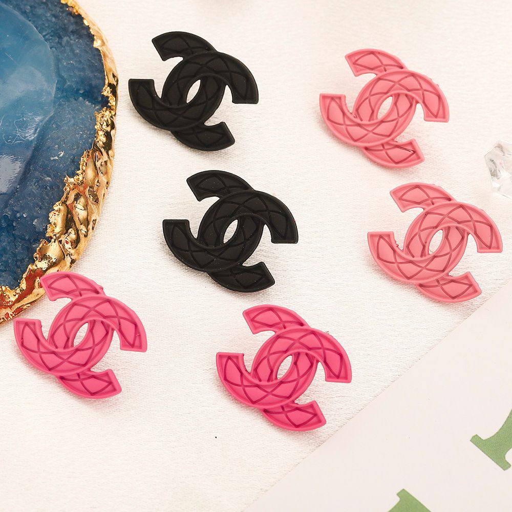 New arrival Chanel Earring 
20 dhs🪙💚/ pair without box 
30 dhs🪙💚 / pair with Chanel box and paper bag

Zain243
♥️♥️♥️