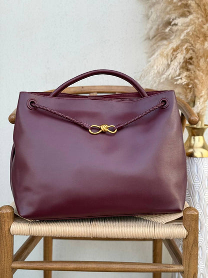 BOTTEGA VENETA
42cm
510 dhs❤️
Top quality

Zain167
♥️♥️♥️