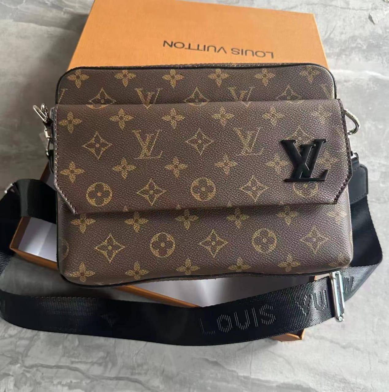 LV - Gucci 
With box 
🎁🎁🎁

95 dhs✅
Size24cm

Zain161
♥️♥️♥️