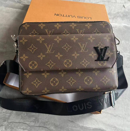 LV - Gucci 
With box 
🎁🎁🎁

95 dhs✅
Size24cm

Zain161
♥️♥️♥️