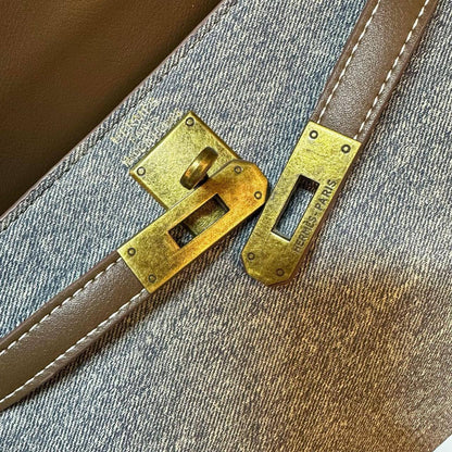 HERMES 
 MEDIUM SIZE GOOD QUALITY  WITH BOX 
100 dhs🇦🇪🇦🇪
Size:24cm

Zain17
♥️♥️♥️