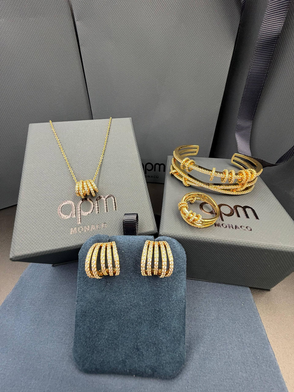APM SET💫✨
NECKLACE BANGLE
EARRING RING

220 dhs🇦🇪🇦🇪

WITH BOX AND PAPER BAG🎁🛍️
Zain89
♥️♥️♥️