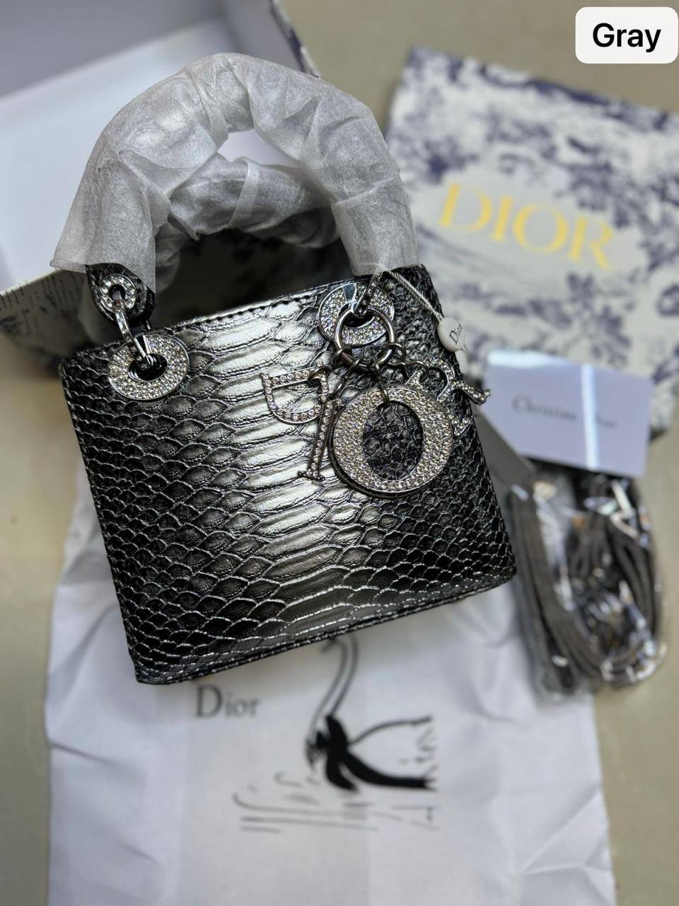 🌹  Lady Dior rare materials
1️⃣ First quality +🎁
Size : 17 * 14 * 7 cm
120 dhs🪙🌨️
with box 🎁

Zain115
♥️♥️♥️
