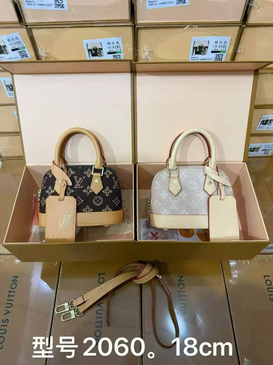LV
95 dhs✅
with box
size 18×9×13cm

Zain42
♥️♥️♥️