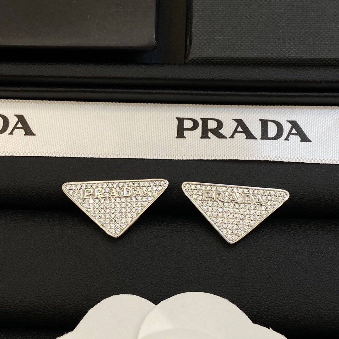 MASTER 
EARRING
WITH BOX AND PAPER BAG🛍️🎁
50 DHS✅

Zain89
♥️♥️♥️