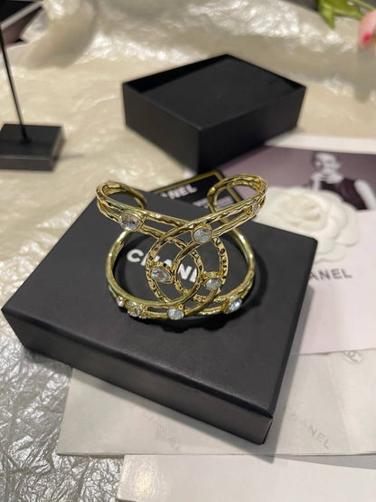 CHANEL 
Bangle ✨
Master quality 💯
With normal boxes 🗃️ 
110 dhs🇦🇪🇦🇪

With master box 📦 
150 dhs🇦🇪🇦🇪

Zain216
♥️♥️♥️