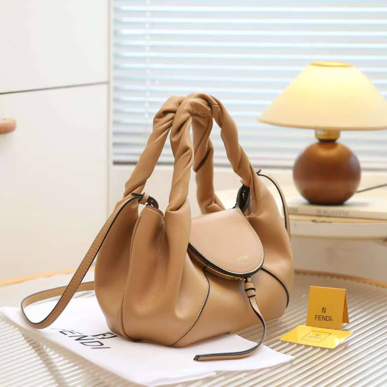 FENDI 
115 dhs❣️
AED SIZE 32 CM

Zain200
♥️♥️♥️