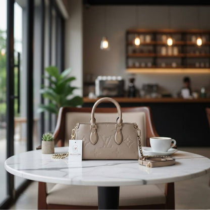 LV
ᴇᴀsᴛ ᴡᴇsᴛ ᴏɴ ᴛʜᴇ ɢᴏ
ᴡɪᴛʜ ᴄʜᴀɪɴ & ʙᴇʟᴛ sᴛʀᴀᴘ
ɢᴏʟᴅ ʜᴀʀᴅᴡᴀʀᴇ
ᴍᴏɴᴏɢʀᴀᴍ ʟᴇᴀᴛʜᴇʀ
sɪᴢᴇ : 23 x 13 x 10 cm
ᴡɪᴛʜ BOX
🎁🎁🎁

110 dhs🪙🌺

Zain31
♥️♥️♥️