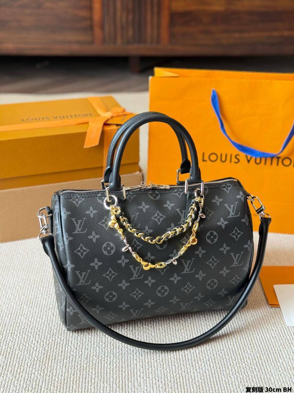 LV 
Master 
330 dhs💓

Zain228
♥️♥️♥️