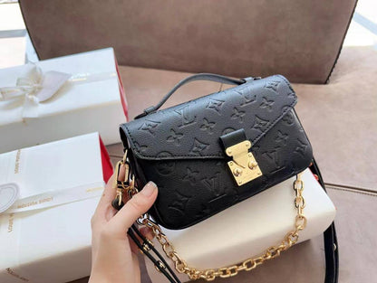 LV 
Master💓💓
💼 21CM 
260 dhs🇦🇪🇦🇪
WITH BOX 

Zain131
♥️♥️♥️