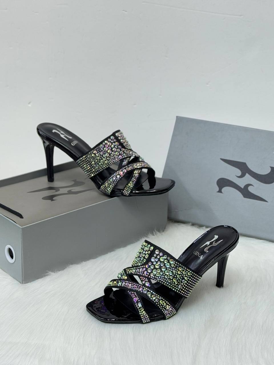 Gina - YSL

New arrived 
Size 36 to 41

115 dhs🪙🌨️

Zain21
♥️♥️♥️