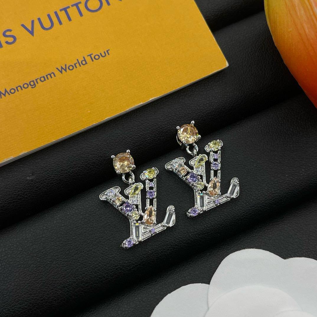 Louis Vuitton ❤️‍🔥
Necklace 💥
Bracelet 💥
Earring ❣️
Master quality 💯
With normal boxes 📦 
120 dhs🪙💕
With master box 🗃️ 
130 dhs🪙💕

Zain216
♥️♥️♥️