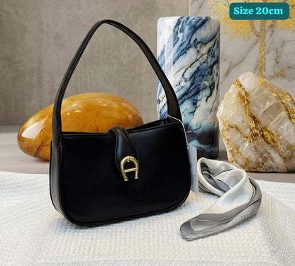 Aigner
Good quality 
with box 
🎁🎁🎁

90 dhs✅

Zain186
♥️♥️♥️