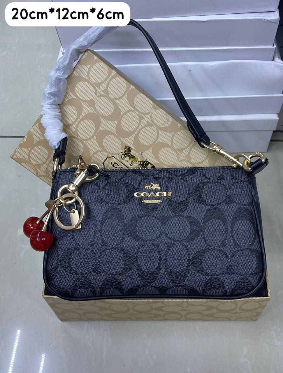 Coach

85 dhs✅ 

with box
🎁🎁🎁

Zain72
♥️♥️♥️