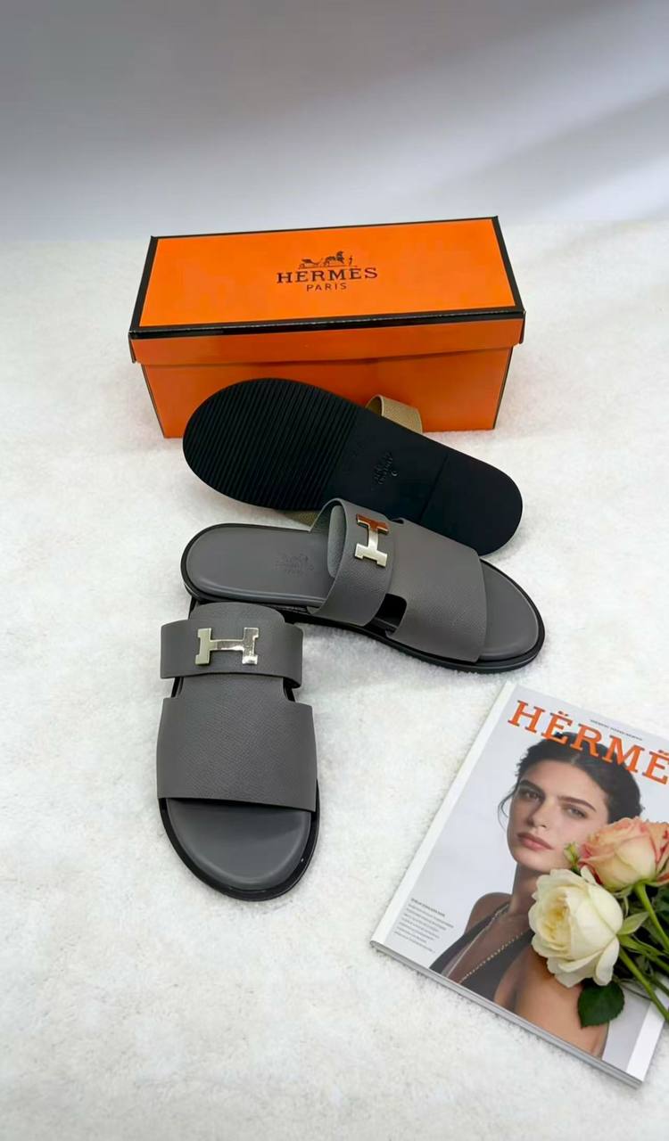 Mens Hermes Slippers 
Sizes 40 to 45 
75 dhs🇦🇪

Zain232
♥️♥️♥️