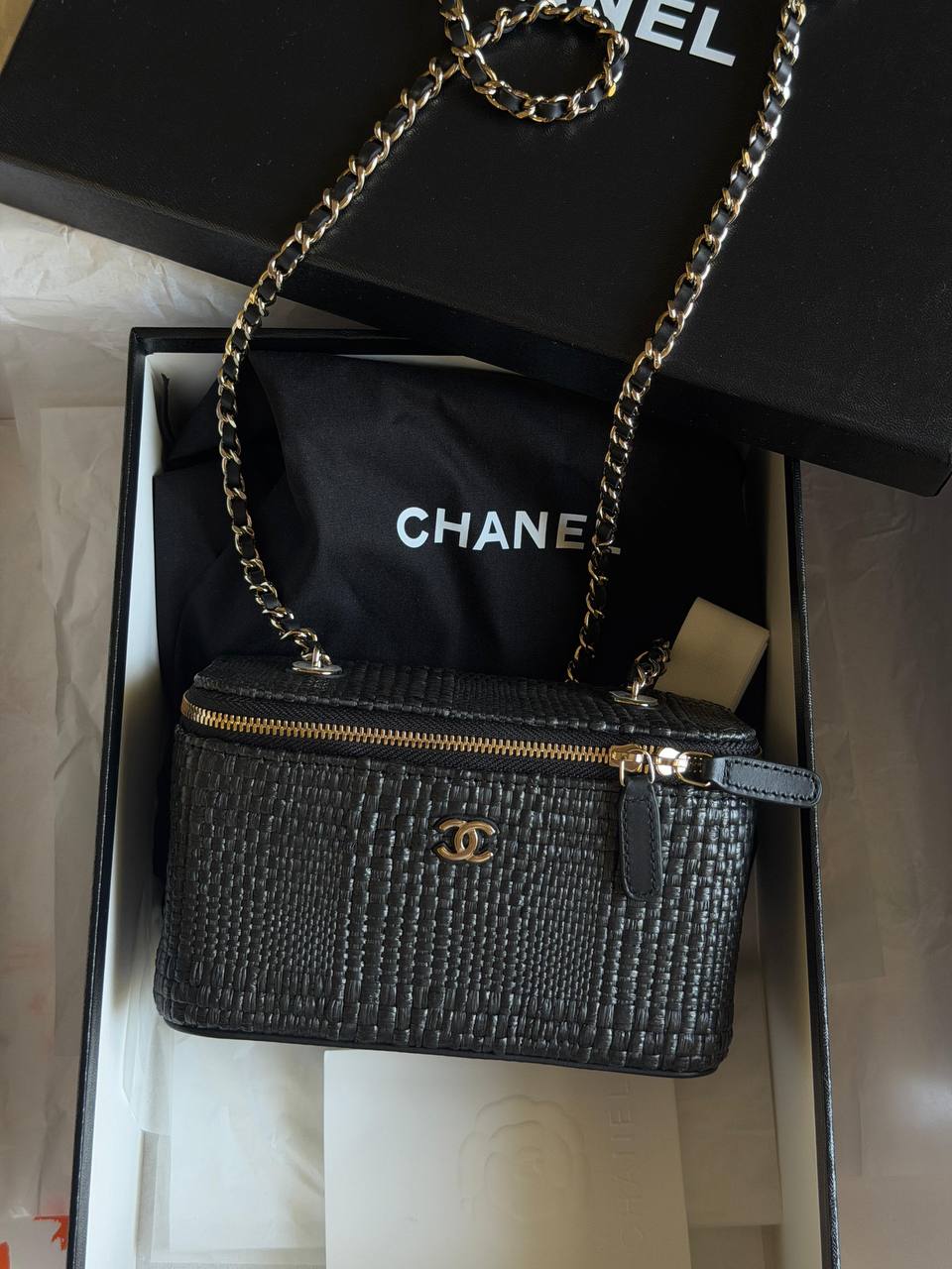 Chanel 
𝐕𝐚𝐧𝐢𝐭𝐲 𝐁𝐚𝐠 𝐖𝐢𝐭𝐡 𝐂𝐡𝐚𝐢𝐧 
950 dhs✅

ETAG4
♥️♥️♥️