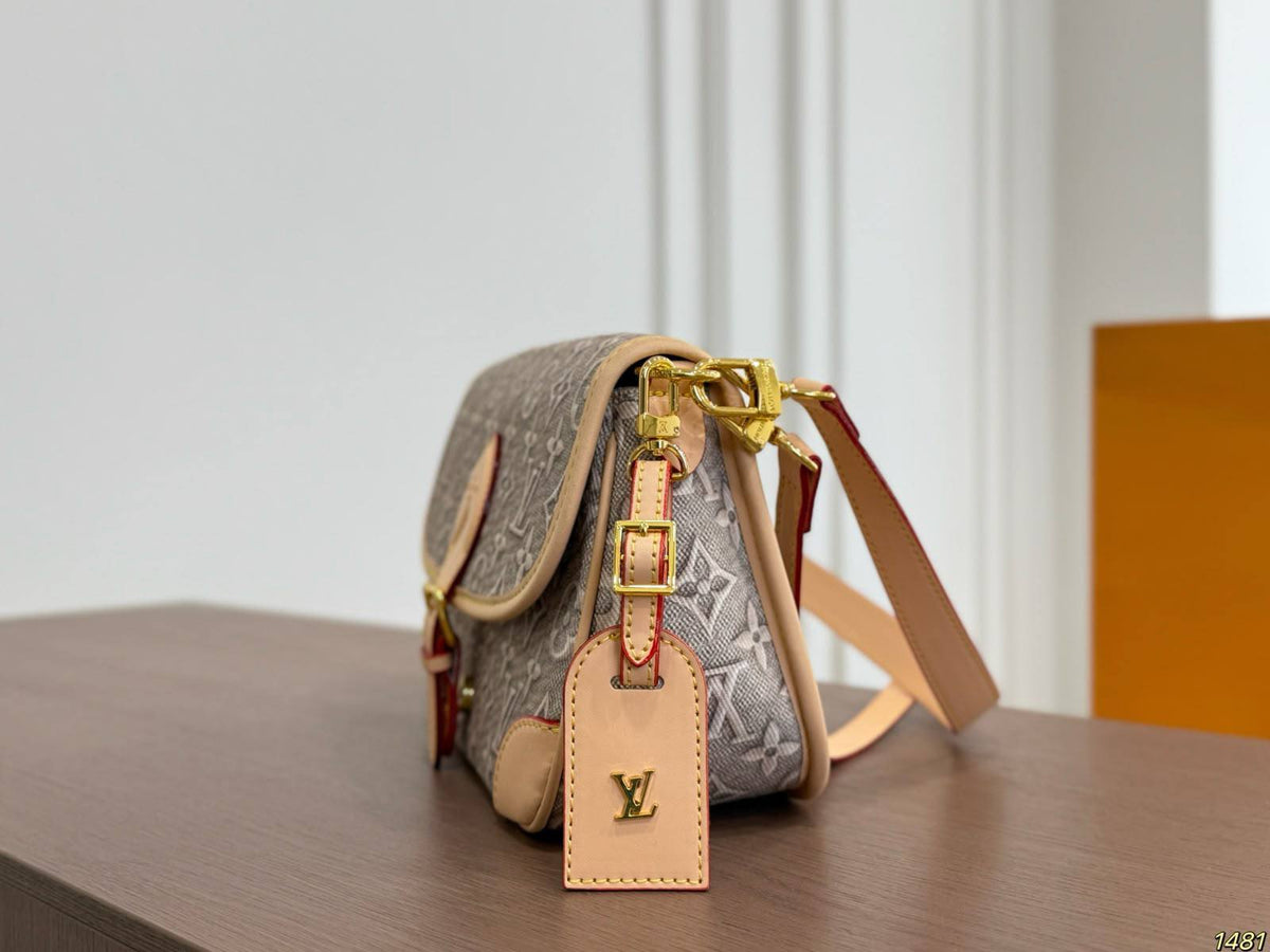 LOUIS VUITTON 

NEW DESIGN 

MASTER QUALITY 

WITH BOX 
255 dhs🇦🇪🇦🇪


SIZE: 25cm
🅱️🅰️0️⃣0️⃣9️⃣

Zain39
♥️♥️♥️