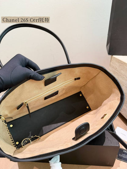 Chanel
Copy one 
with box 
280 dhs🇦🇪🇦🇪

Zain137
♥️♥️♥️