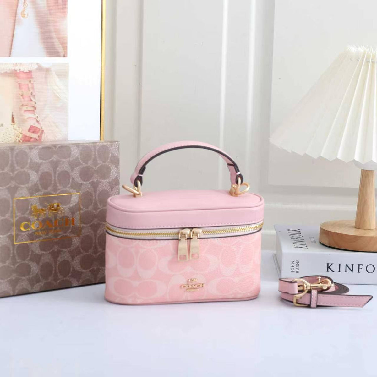 COACH

Best quality 
with box
100 dhs🇦🇪🇦🇪

size 18CM
Zain290
♥️♥️♥️