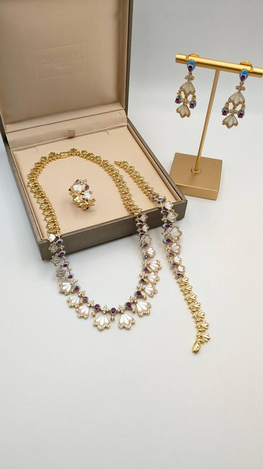Bvlgari
*Master Quality* 
*Necklace,Earring, Bracelet & Ring*
600 dhs🪙🌨️ with Good Box 
🎁

Zain210
♥️♥️♥️