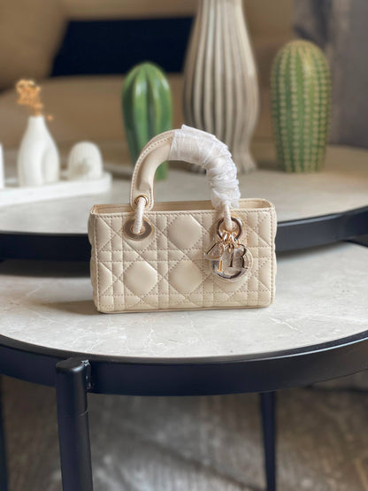 DIOR
Size- 16Cm💥
Available original box 📦 
With full packing 🎀🎀
Super high quality 💥💥
For Price 👇 WhatsApp✅
0568585901 
0507557372
0552275751 Owner Zain 👌

Zain283
♥️♥️♥️
