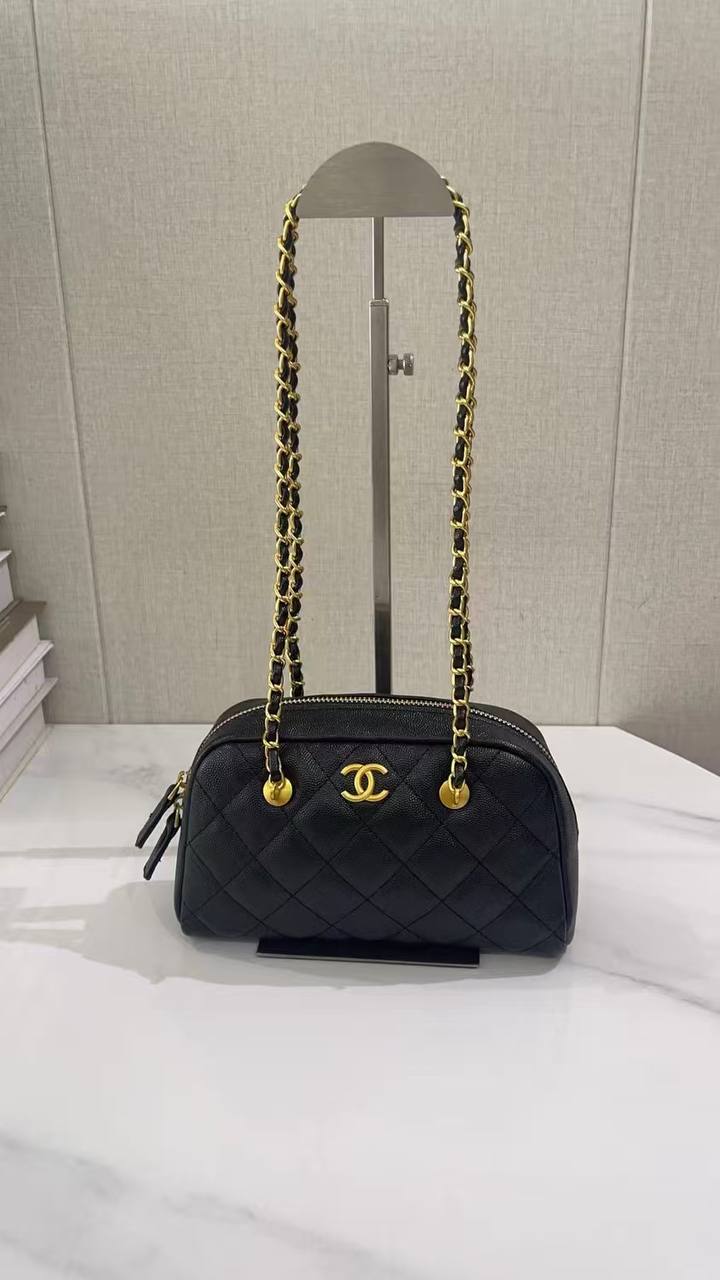CHANEL

Best quality 
with box

100 dhs🇦🇪🇦🇪
size 21CM

Zain290 
♥️♥️♥️