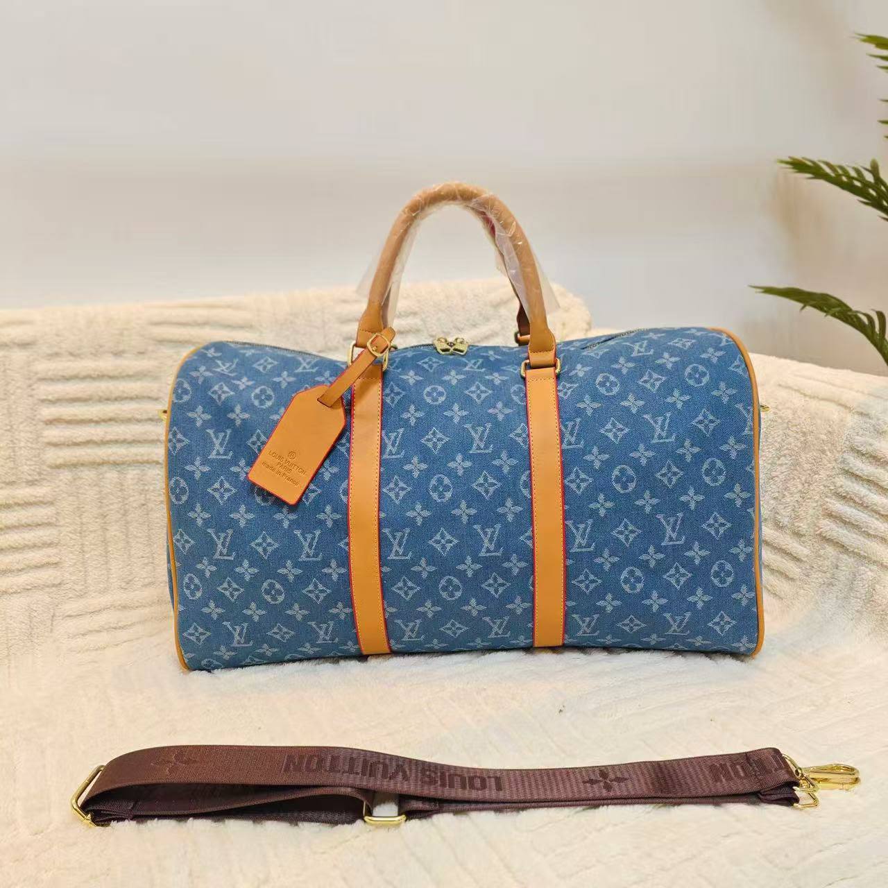 LV    
travel bag
Size  50×23×28cm
110 dhs💛

Zain04
♥️♥️♥️
