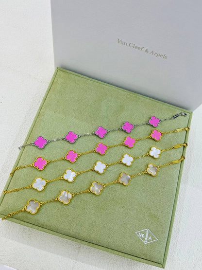 VCA❤️‍🔥*
Bracelet 🍁
Stainless Steel 💯
With black boxes 🗃️ 
20 dhs💓
With normal boxes 📦 
And paper bag🛍️
30 dhs💓

Zain216
♥️♥️♥️