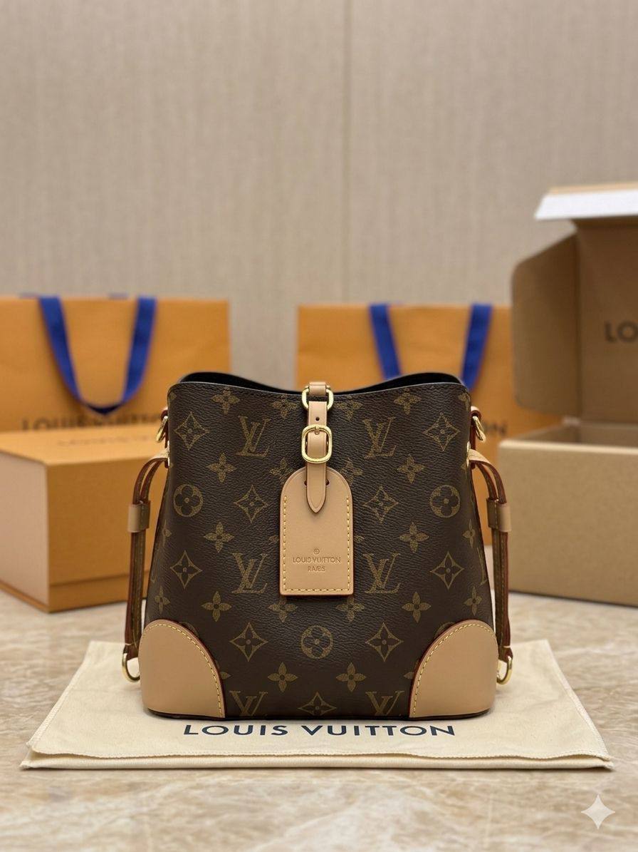 LV 
BEST QUALITY WITH BOXS 
110 dhs✅
SIZE 21 CM

Zain290
♥️♥️♥️