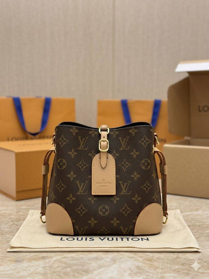 LV 
BEST QUALITY WITH BOXS 
110 dhs✅
SIZE 21 CM

Zain290
♥️♥️♥️