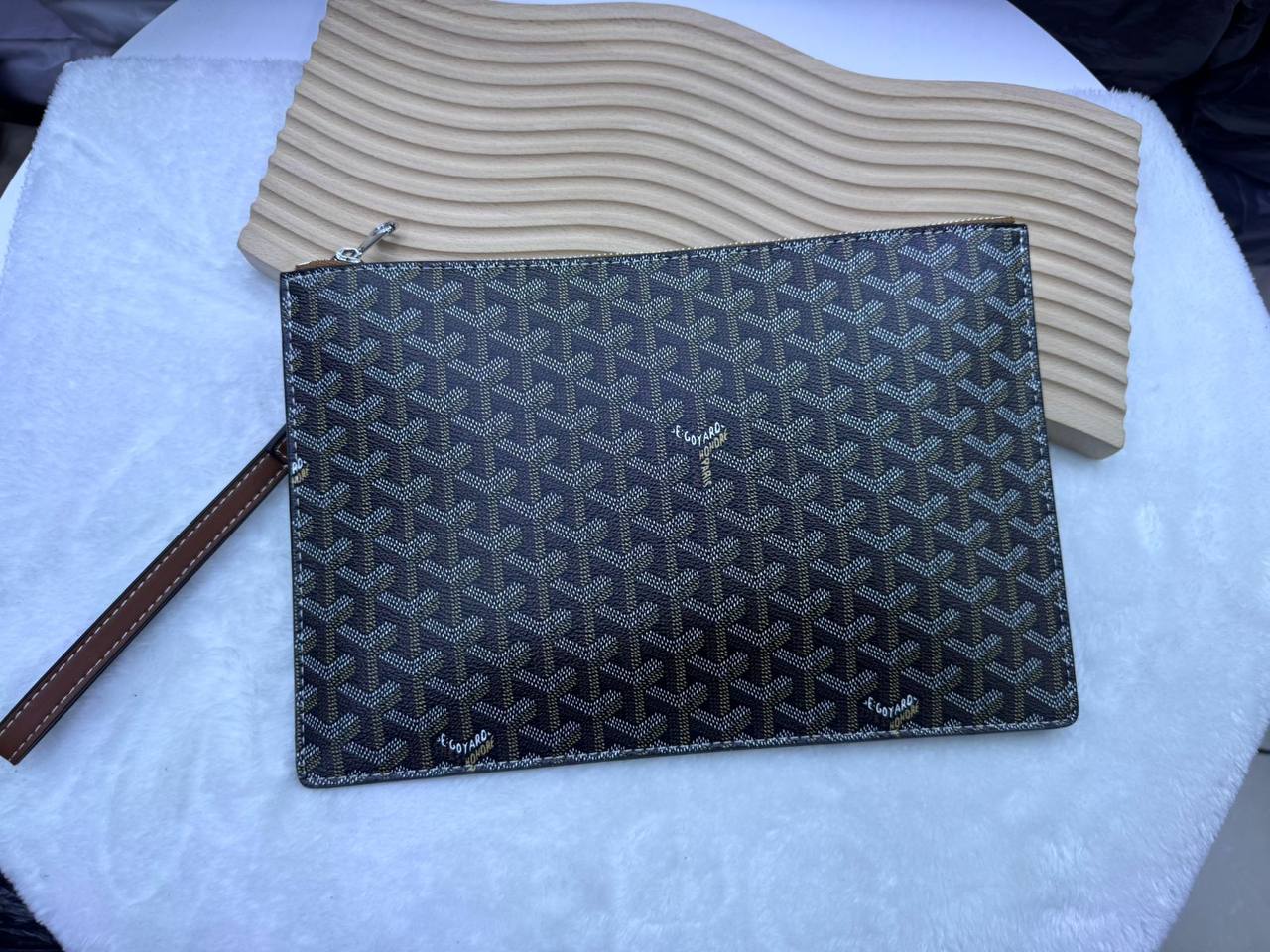 Goyard 

with box🎁🎁🎁

size：30×20
65 dhs💓

Zain114
♥️♥️♥️