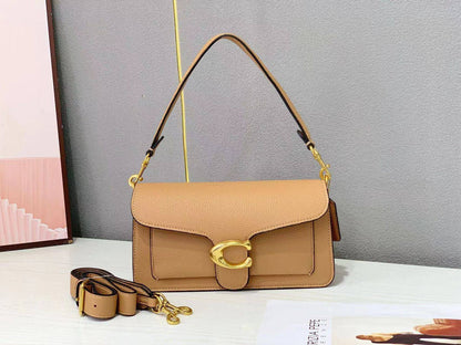 Coach
 with box
🎁🎁🎁

size :26×14.5×8  
100 dhs❣️

Zain114
♥️♥️♥️