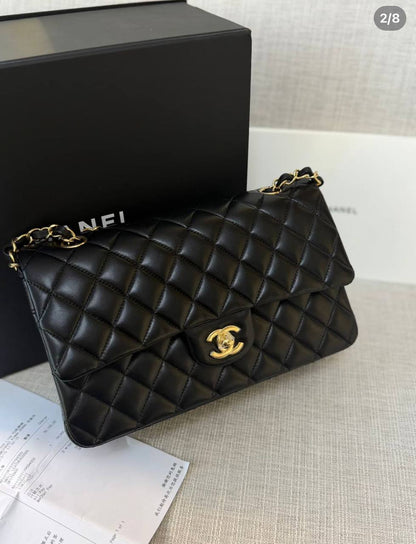 Chanel
good quality, 

comes with box, 
🎁🎁🎁

size...25 *16 cm 
110 dhs💓

Zain12
♥️♥️♥️